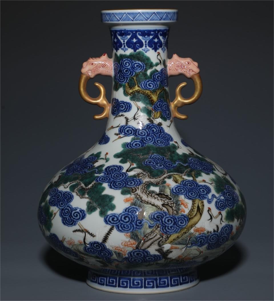 A blue pastel amphora from the Qing Dynasty (1 of 9)