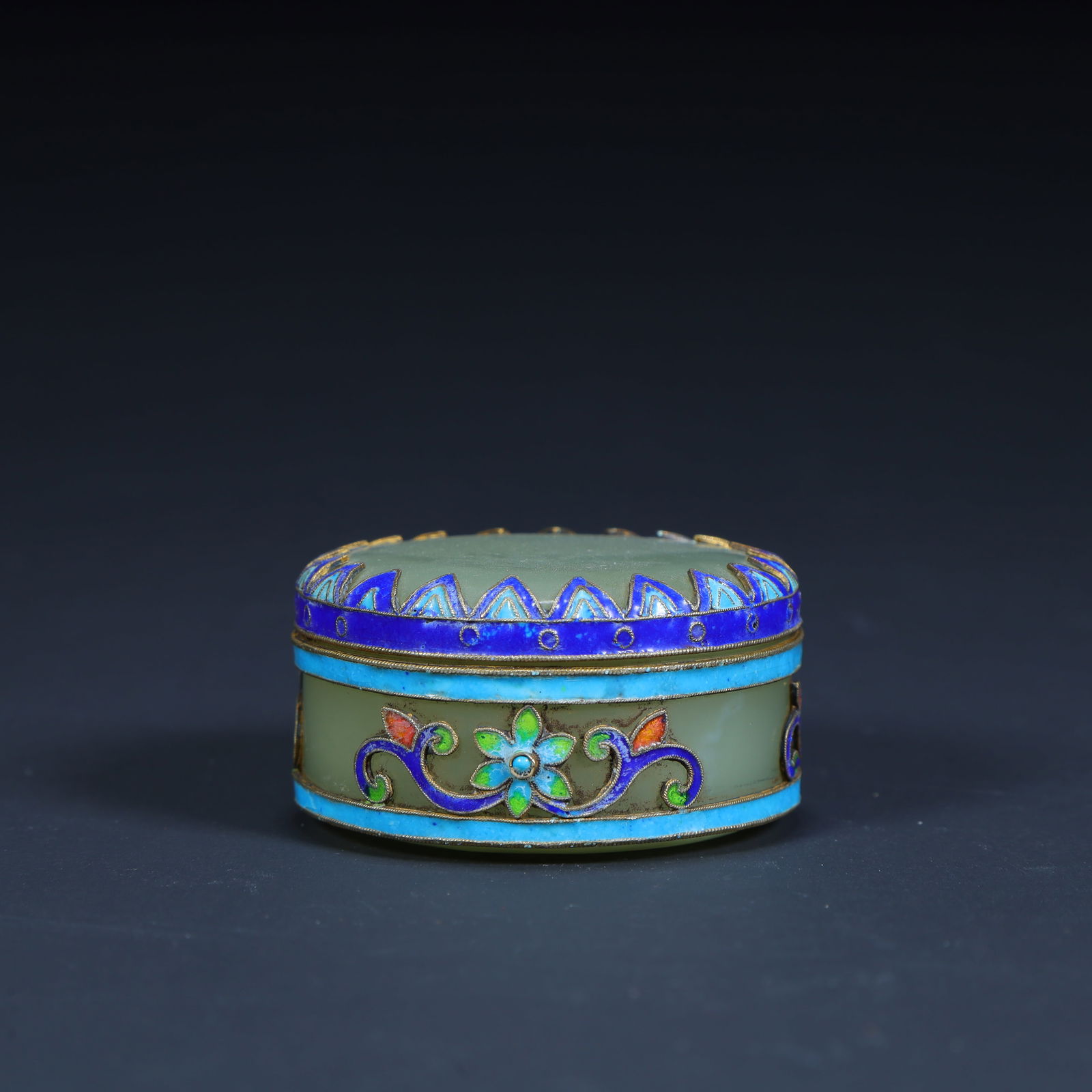A round box with a Qing Dynasty jade inlaid burnt blue floral pattern: Qing Dynasty jade inlaid blue flower pattern round box Size:H:2.5cmL:5cmW:5cmW:99.6g (The Dimensions Of All Batches Are Manually Measured.If You Need More Detailed Information, Please Contact Our Cust