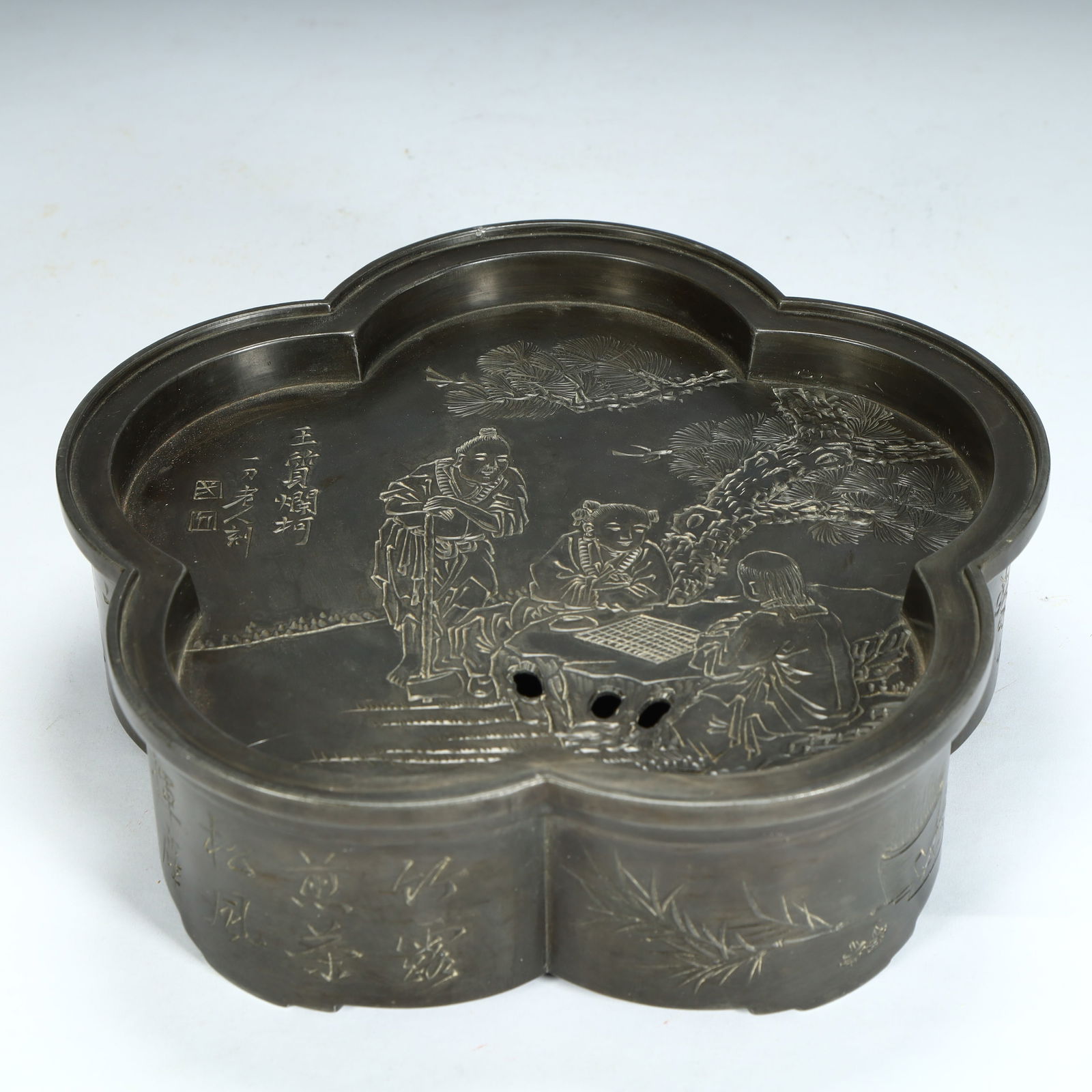 A tea boat with a tin begonia-shaped figure pattern from the Qing Dynasty: Qing Dynasty tin begonia-shaped figure pattern tea boat Size:H:6cmL:20cmW:20cmW:1.9kg (The Dimensions Of All Batches Are Manually Measured.If You Need More Detailed Information, Please Contact Our Cus