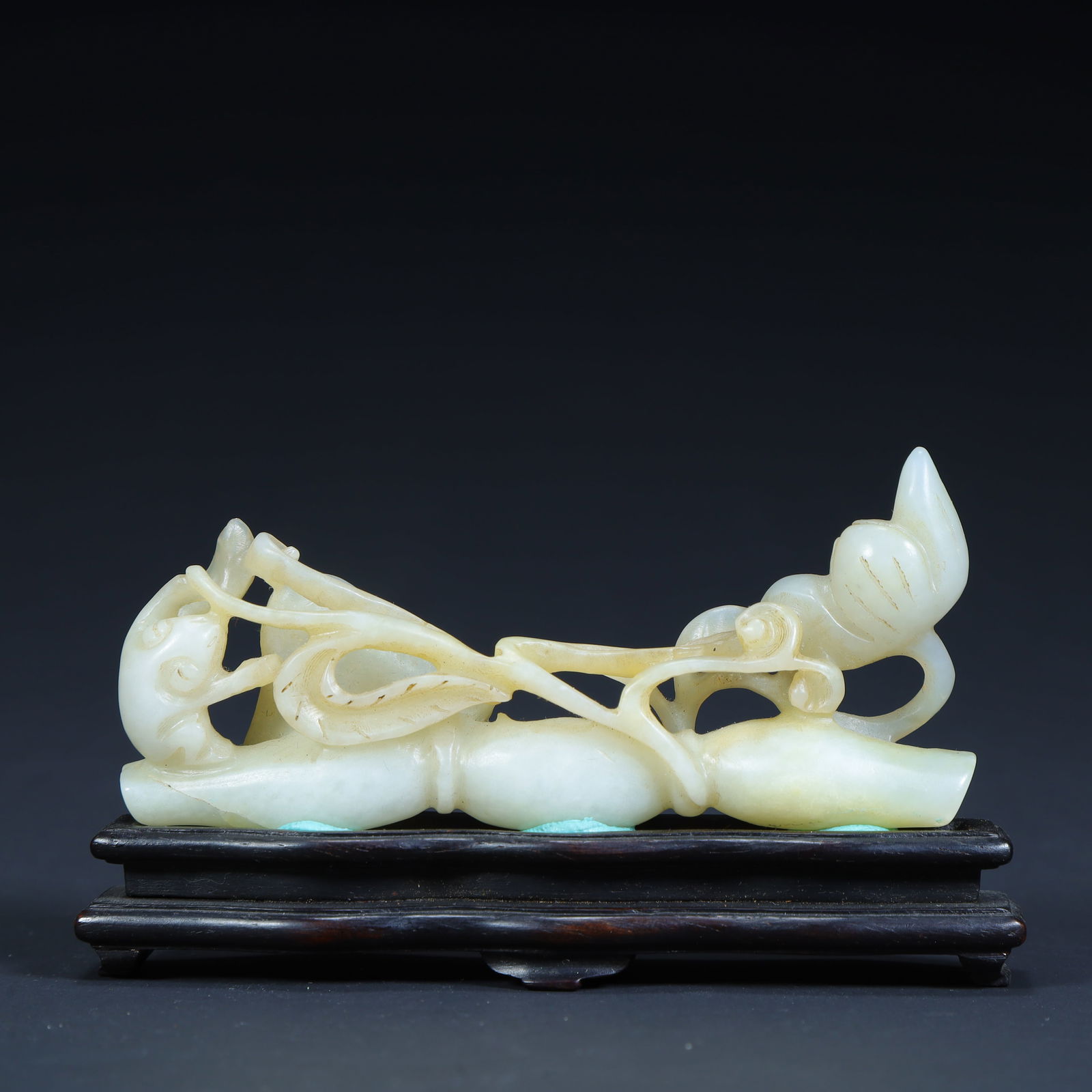 A Qing Dynasty Hetian jade bamboo gourd ornament (1 of 9)