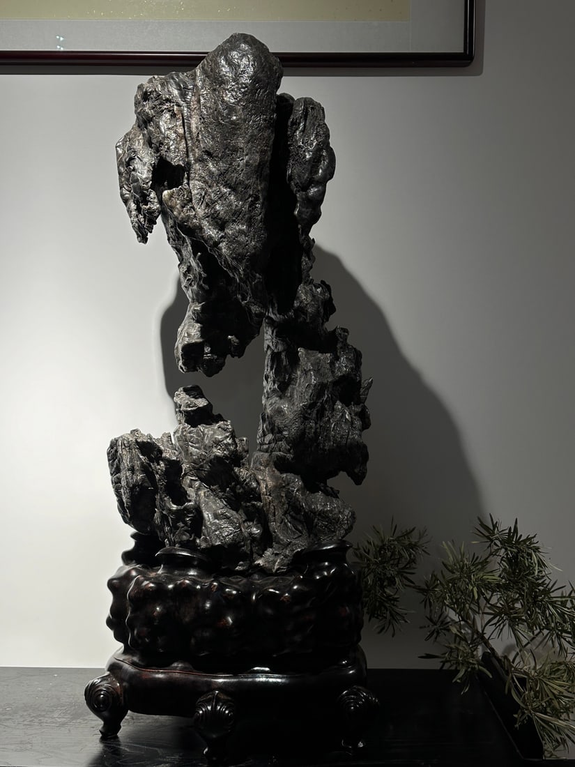 A fine Lingbi stone: Exquisite Lingbi stone Size:H:114cmW:46cmT:36cm (The Dimensions Of All Batches Are Manually Measured.If You Need More Detailed Information, Please Contact Our Customer Service Before Bidding.)