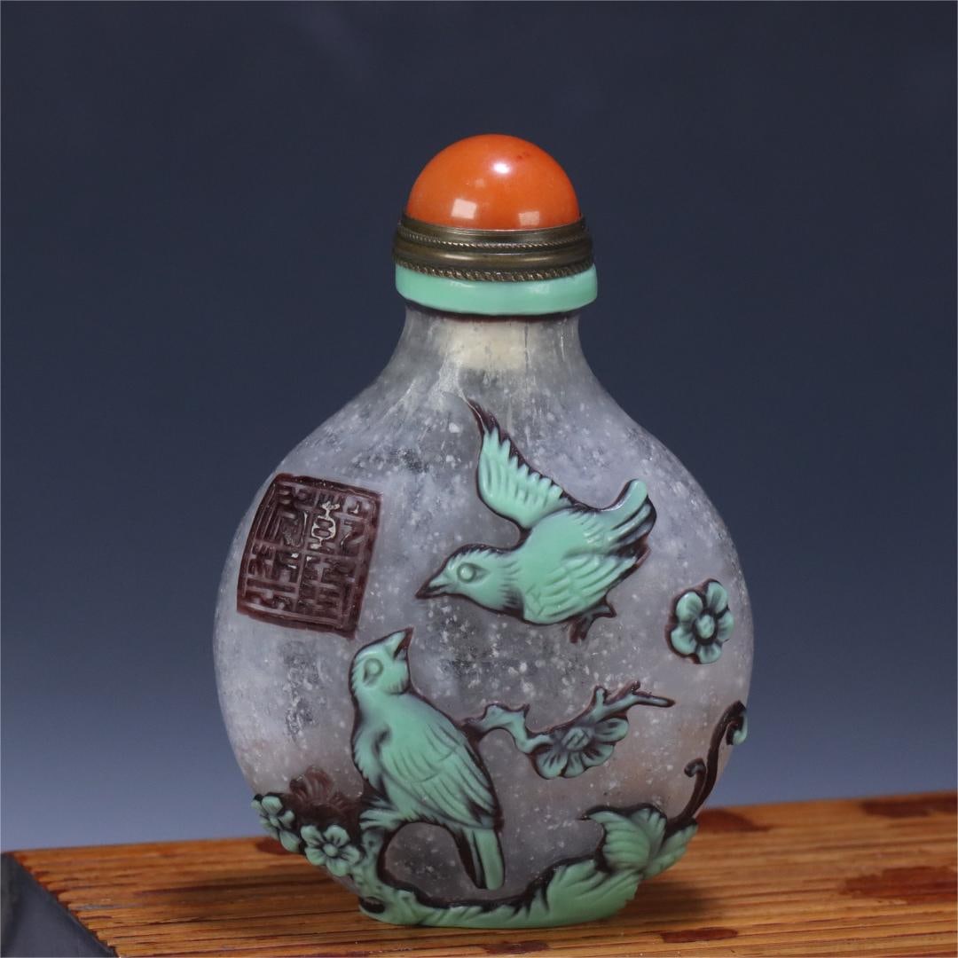 A Qing Dynasty material set with flower and bird pattern snuff bottles (1 of 9)