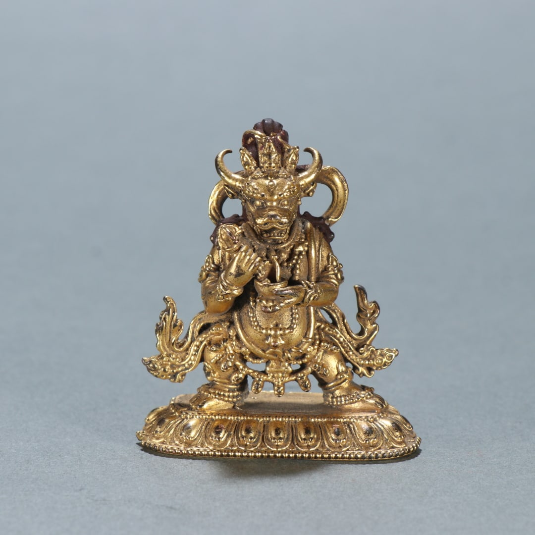A piece of copper gilt Daweide Vajra from the Qing Dynasty: The copper gilt of the Qing Dynasty is a great Wei De Vajra Size:H:5.9cmW:5.1cmW:84.6g (The Dimensions Of All Batches Are Manually Measured.If You Need More Detailed Information, Please Contact Our Cu
