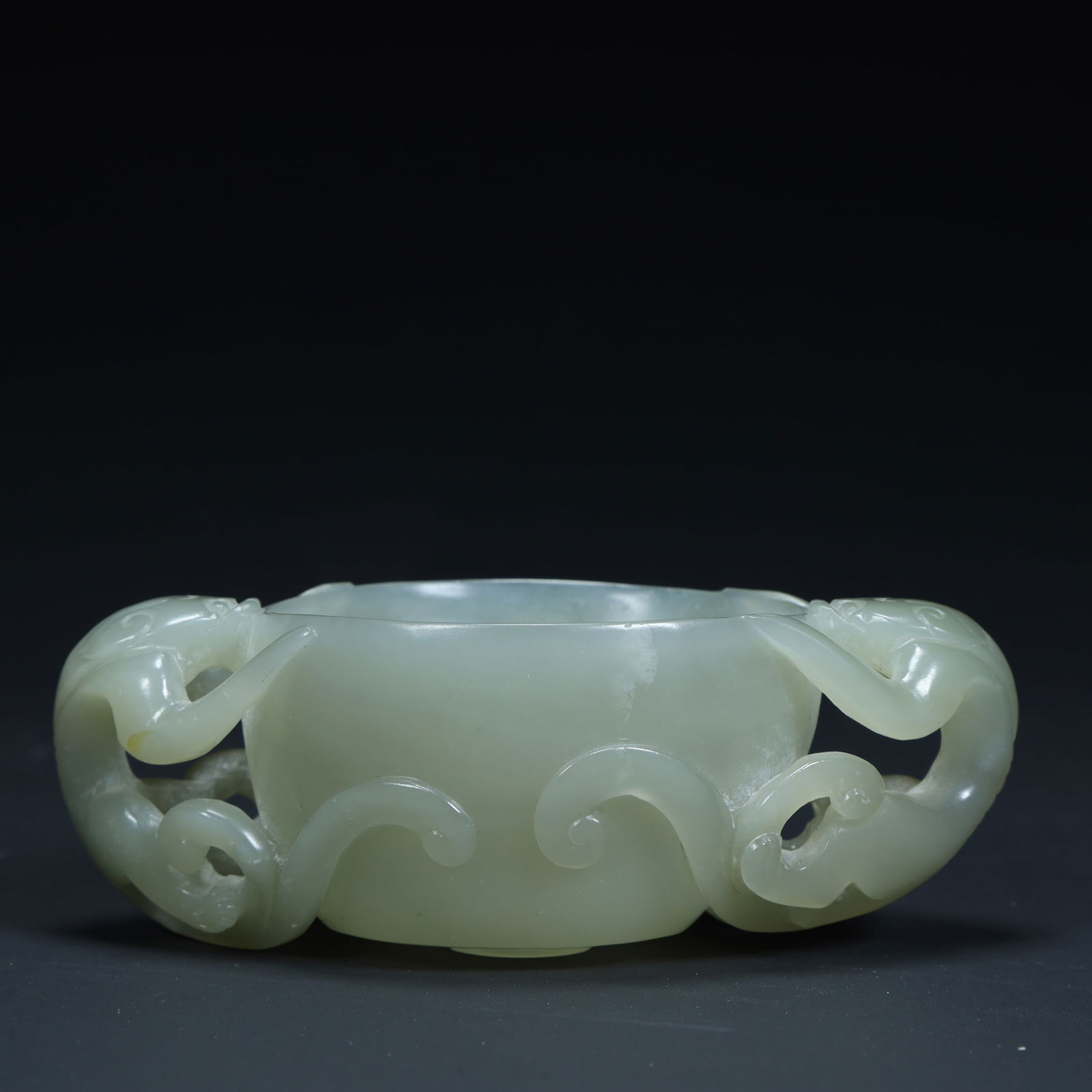 A Hetian jade double dragon ear cup from the end of the Yuan Dynasty and the beginning of the Ming (1 of 9)