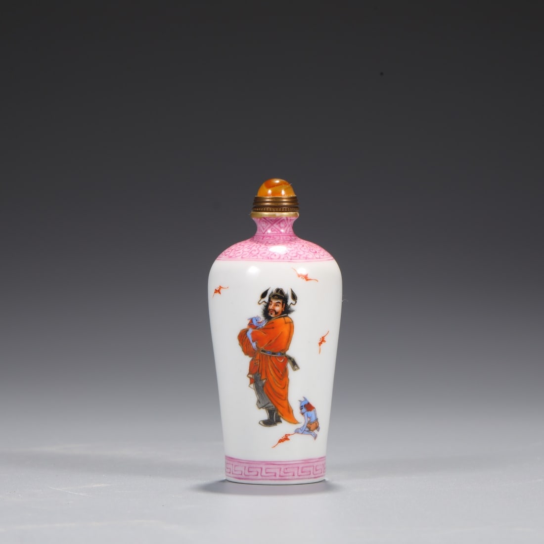 A pastel Zhong Kui snuff bottle made in the Qianlong period of the Qing Dynasty: Pastel Zhong Kui snuff bottle made in the Qianlong period of the Qing Dynasty Size:H:10cmD:4.5cm (The Dimensions Of All Batches Are Manually Measured.If You Need More Detailed Information, Please Cont