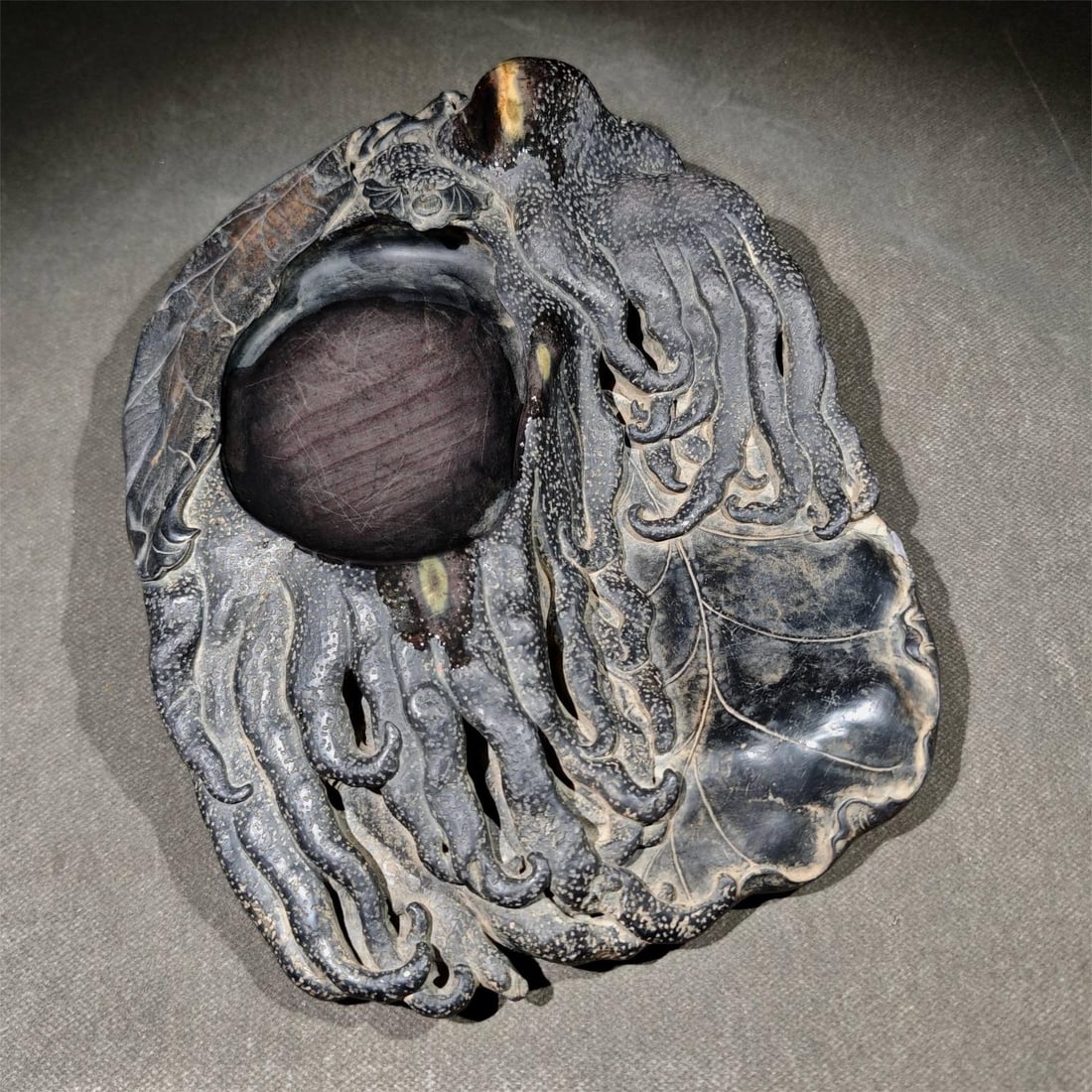 A beautiful handy inkstone: Exquisite handy inkstone Size:L:27cmW:21.8cmT:7.8cm (The Dimensions Of All Batches Are Manually Measured.If You Need More Detailed Information, Please Contact Our Customer Service Before Bidding.)