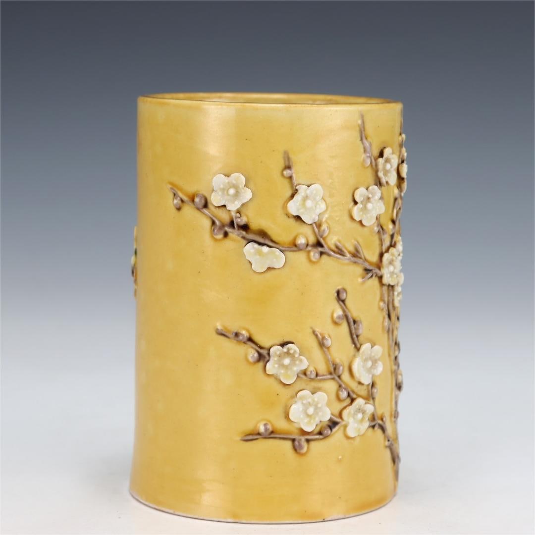 A yellow-glazed plum blossom pen holder made in the Qianlong period of the Qing Dynasty: Qing Dynasty Qianlong year yellow glaze plum blossom pen holder Size:H:11.7cmBellydiameter:7.8cm (The Dimensions Of All Batches Are Manually Measured.If You Need More Detailed Information, Please Cont