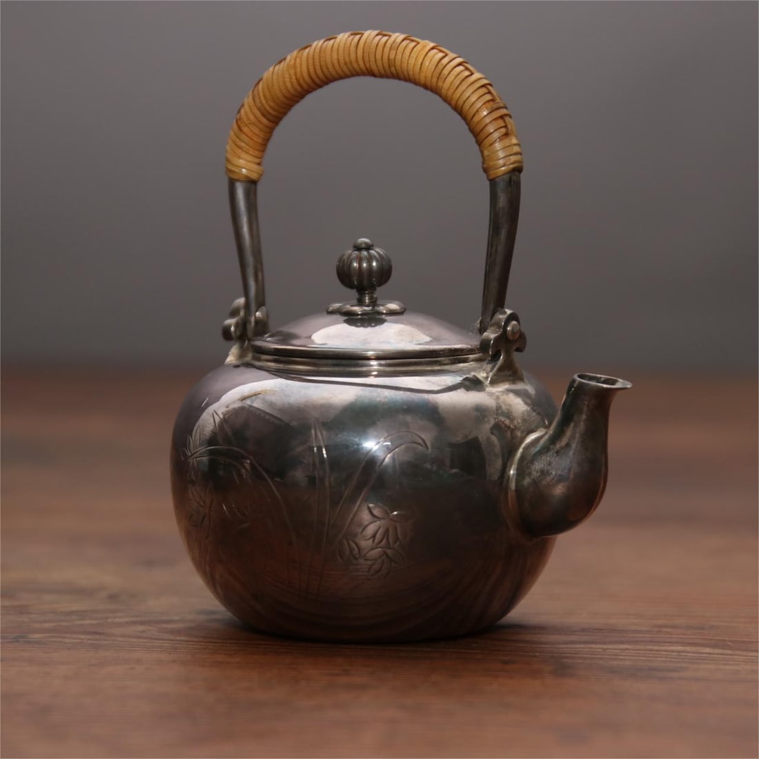 A fine Japanese silver pot (1 of 8)