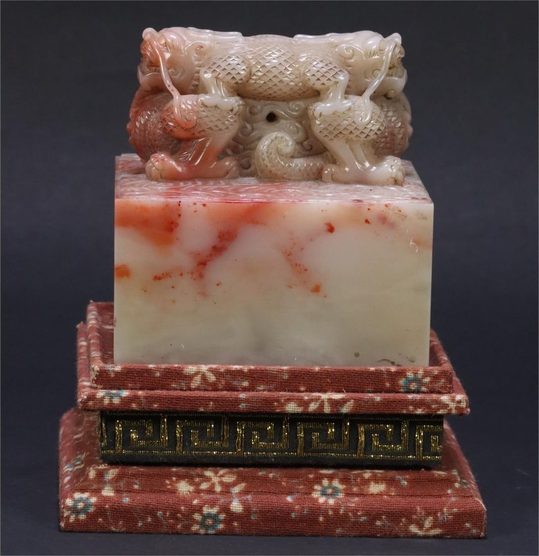 A Shoushan hibiscus stone dragon button seal made in the Qianlong period of the Qing Dynasty: Qing Dynasty Qianlong year system Shoushan hibiscus stone Jiaolong button seal Size:9.53x9.2x9.2cmW:1413g (The Dimensions Of All Batches Are Manually Measured.If You Need More Detailed Information, Pl