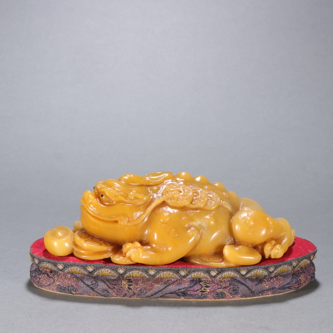 A beautiful Tian Huangshi golden toad ornament (1 of 9)