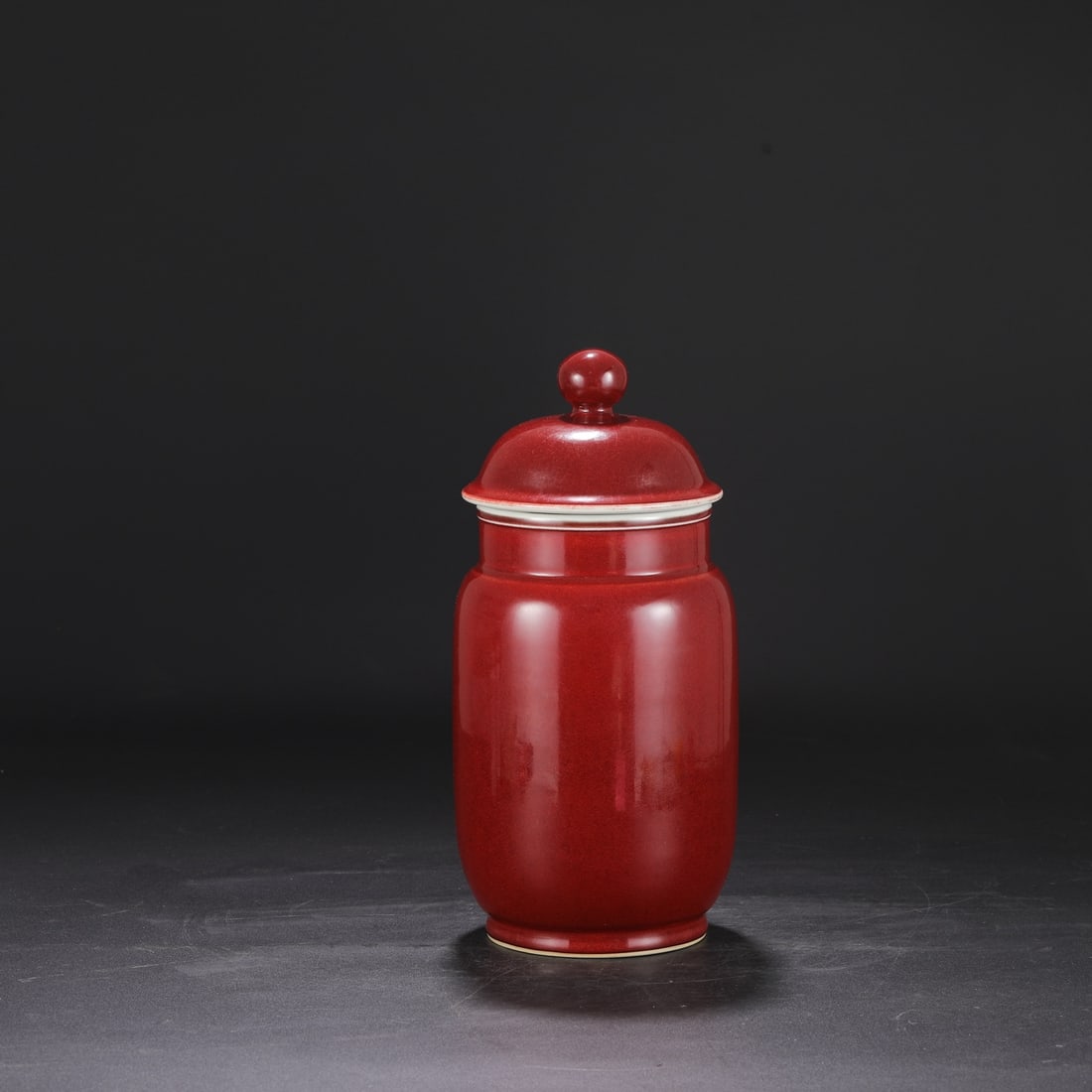 A bright red glaze large pot made in the Yongle year of the Ming Dynasty (1 of 9)