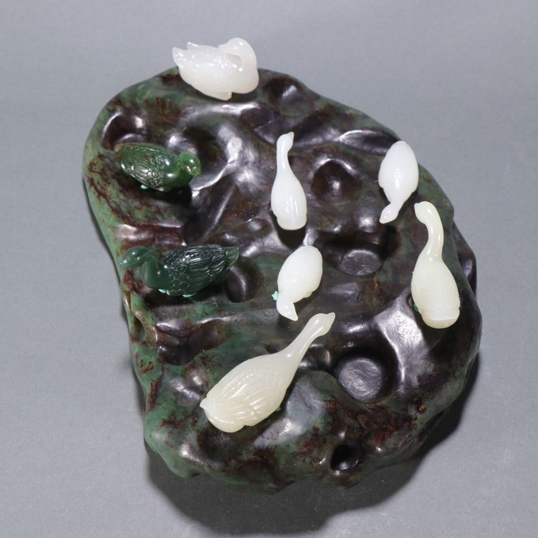 A beautiful Hetian jade swan with jasper base ornament: Exquisite Hetian jade swan with jasper base ornament Size:H:7.7cmW:23.3×15.4cmW:2020g (The Dimensions Of All Batches Are Manually Measured.If You Need More Detailed Information,