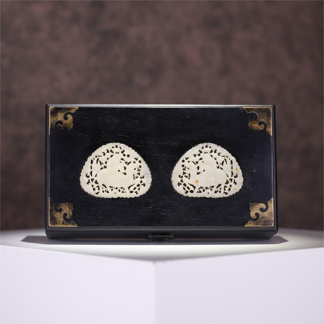 A Qing Dynasty rosewood inlaid Hetian jade carved figure pattern cover box: Qing Dynasty rosewood inlaid Hetian jade carved character pattern cover box Size:25x8.1x14cmW:1081.6g (The Dimensions Of All Batches Are Manually Measured.If You Need More Detailed Information, Please