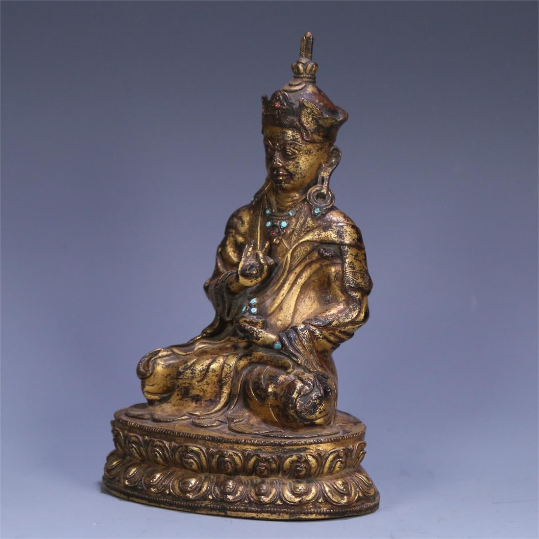 A beautiful bronze gilt statue of Master Peanut: Exquisite bronze gilt statue of Master Peanut Size:19.6x12.7x9.1cmW:1051.7g (The Dimensions Of All Batches Are Manually Measured.If You Need More Detailed Information, Please Contact Our Customer Serv