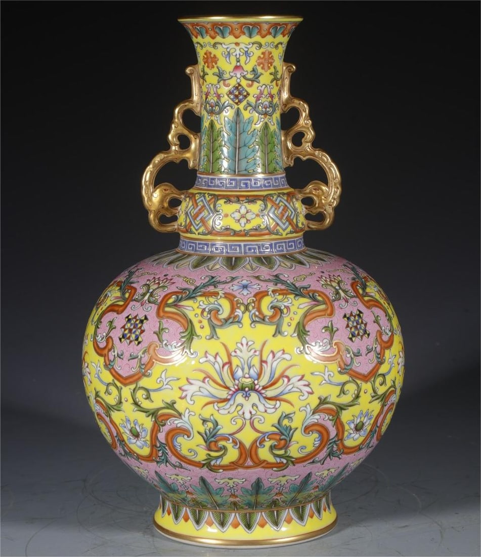 An amphora from the Qianlong period of the Qing Dynasty: The amphorae made in the Qianlong period of the Qing Dynasty Size:H:32cmCalibre:7cmBottom:12cm (The Dimensions Of All Batches Are Manually Measured.If You Need More Detailed Information, Please Contac