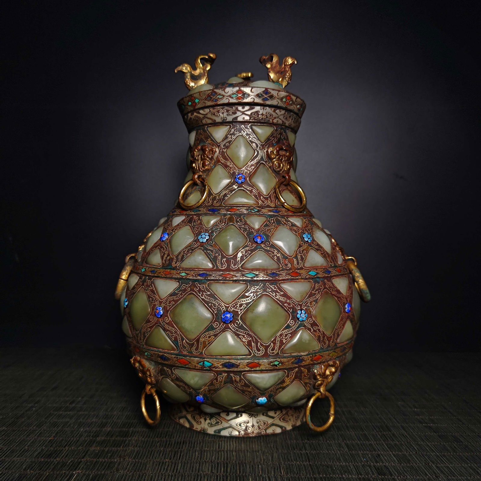 A bronze gold inlaid jade round vase from the Warring States period: Bronze inlaid jade round vase in the Warring States period Size:H:30cmW:20cmW:3385g (The Dimensions Of All Batches Are Manually Measured.If You Need More Detailed Information, Please Contact Our Custo