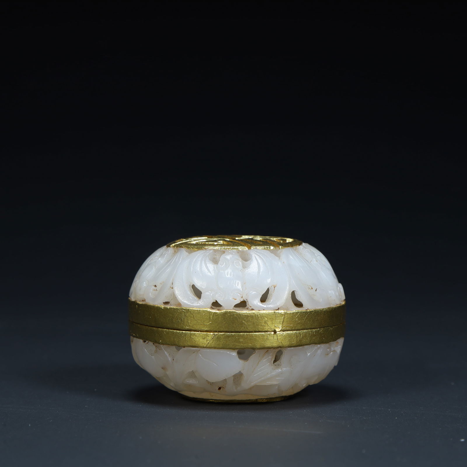 A white jade inlaid gold hollow five bats holding a longevity incense box from the Qing Dynasty: Qing Dynasty white jade inlaid gold-cut five bats holding the longevity pattern incense box Size:H:3.5cmL:5cmW:5cmW:63.4g (The Dimensions Of All Batches Are Manually Measured.If You Need More Detailed
