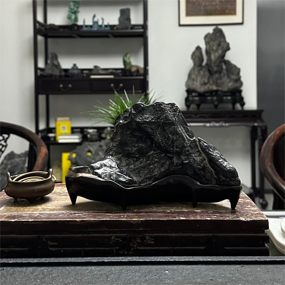 A beautiful study Lingbi Shishanzi: Exquisite study Lingbi Shishanzi Size:L:22cmH:13cmT:9cm (The Dimensions Of All Batches Are Manually Measured.If You Need More Detailed Information, Please Contact Our Customer Service Before Bidding.)