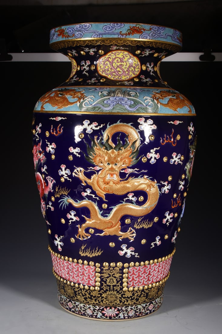 A carved Kowloon gold-painted Wanshouzun made in the Qianlong period of the Qing Dynasty: The Qing Dynasty Qianlong year carved Kowloon gold-painted Wanshou Zun Size:H:77cmCalibre:35.5cmBottom:28cm (The Dimensions Of All Batches Are Manually Measured.If You Need More Detailed Information,