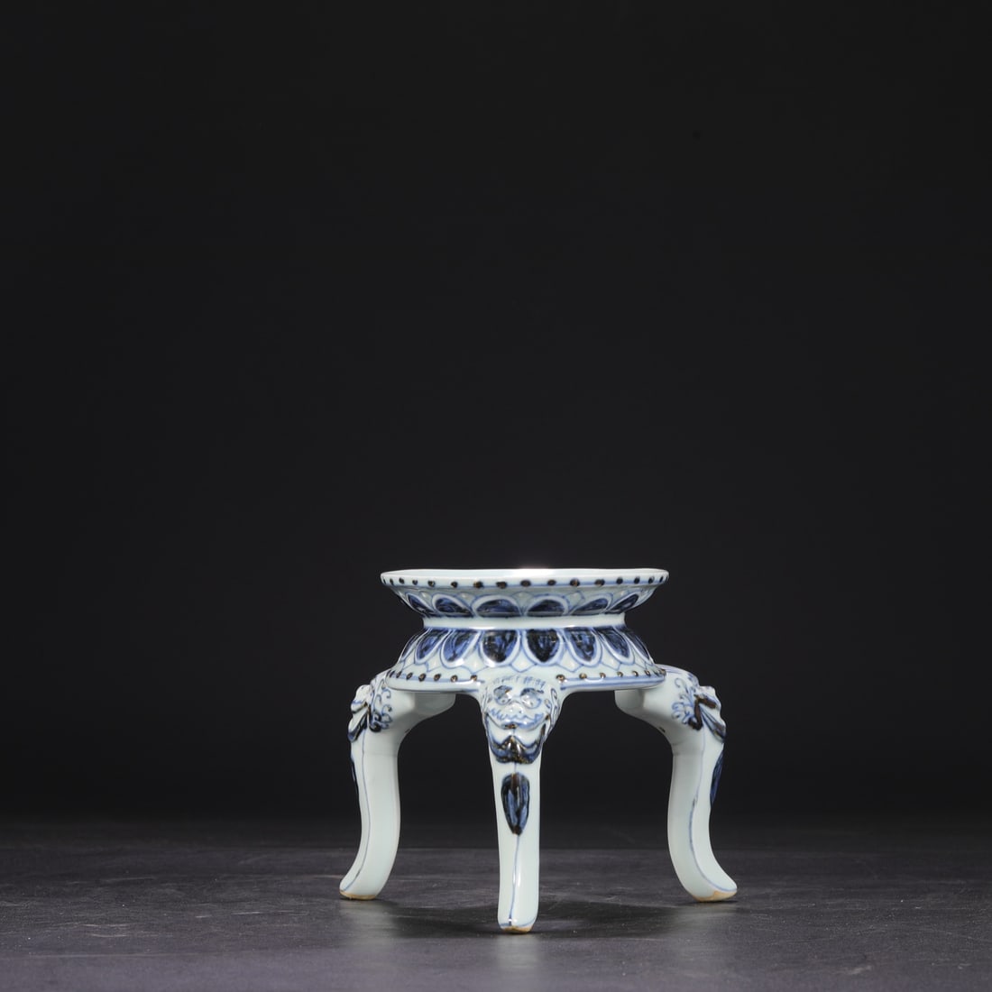 A blue and white lotus petal dragon pattern court imperial vessel seat of the Yuan Dynasty (1 of 8)
