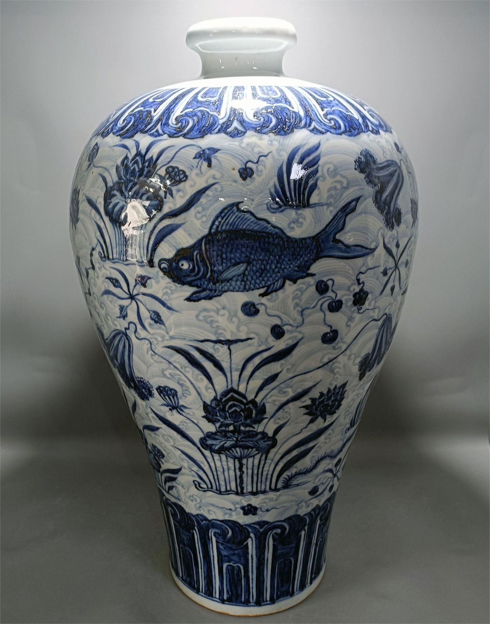 A blue and white freshwater fish algae pattern plum bottle made in the Yongxuan year of the Ming (1 of 9)