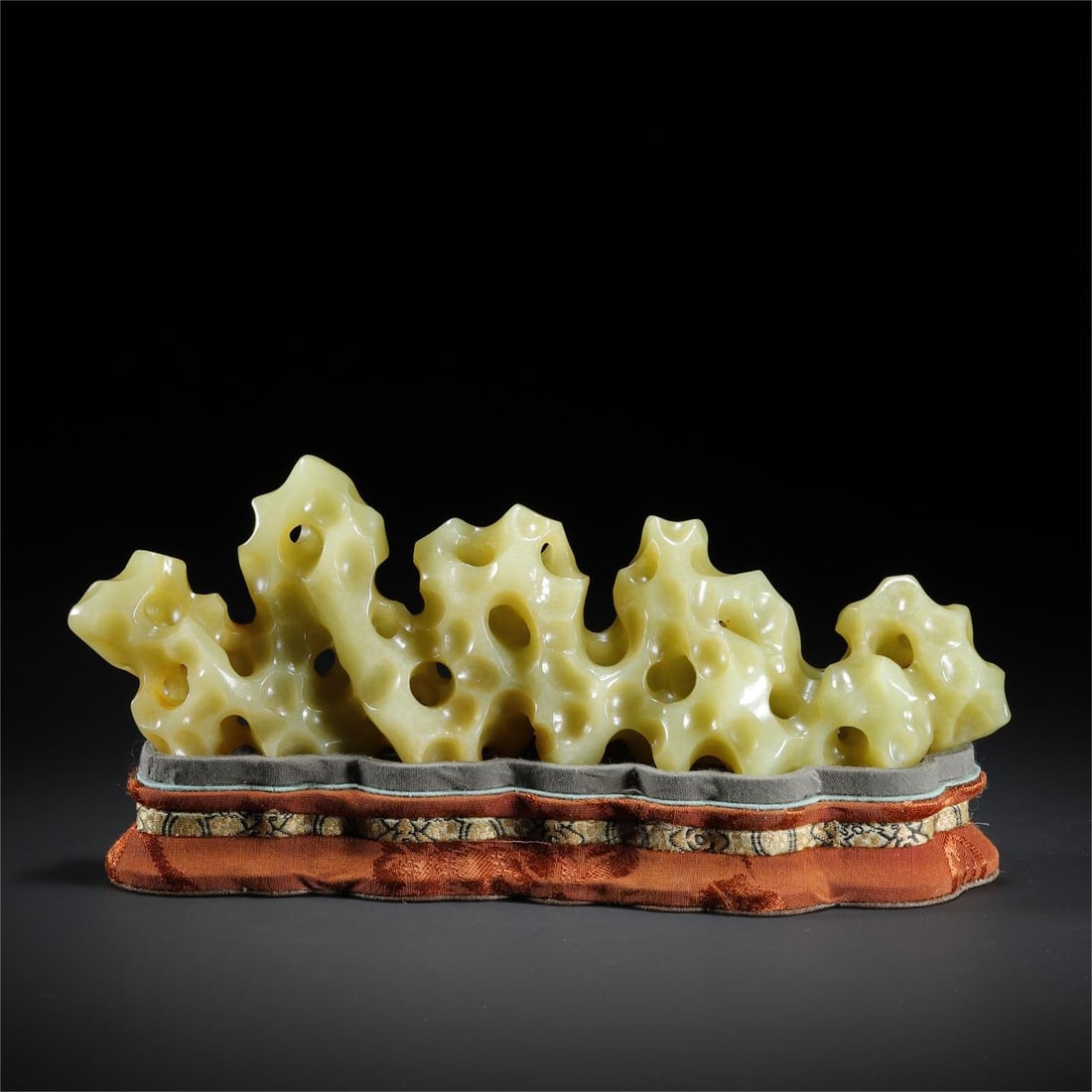 A beautiful Hetian topaz Shanzi pen holder: Exquisite Hetian topaz Shanzi pen holder Size:21.5×7.5×3.7cmW:390.5g (The Dimensions Of All Batches Are Manually Measured.If You Need More Detailed Information, Please Contact Our Customer Service B