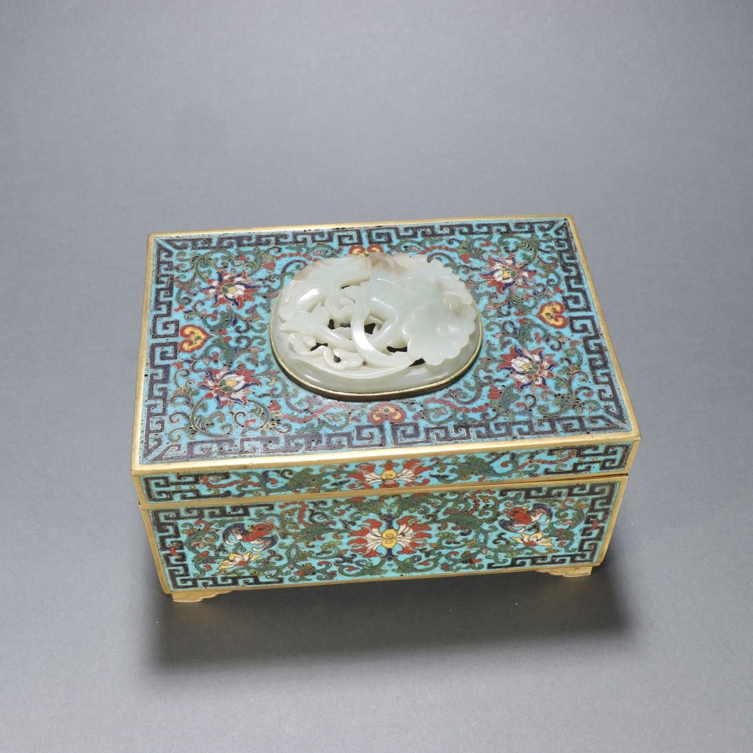 A copper-gilt cloisonn é inlaid jade lid box from the Qing Dynasty (1 of 9)