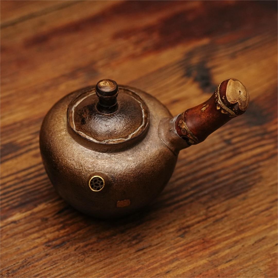 A fine Japanese silver pot: Exquisite Japanese silver pot Size:14x9cmW:162g (The Dimensions Of All Batches Are Manually Measured.If You Need More Detailed Information, Please Contact Our Customer Service Before Bidding.)