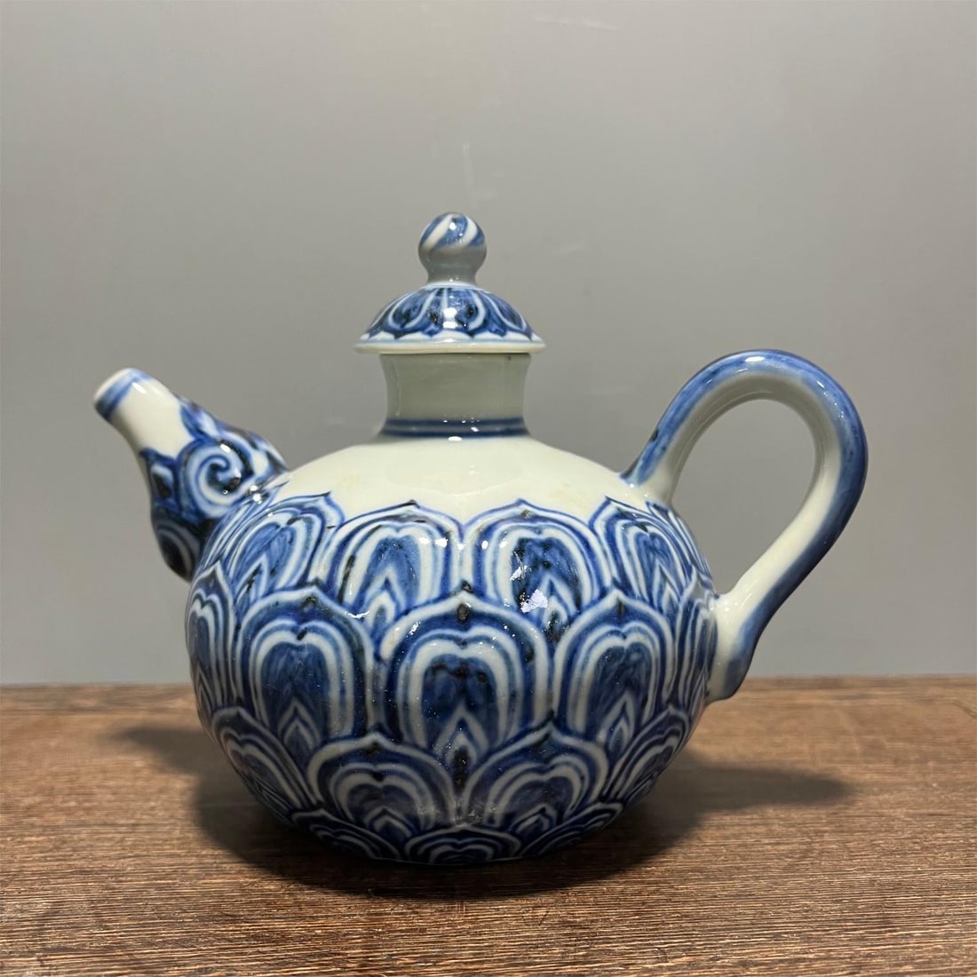 A blue and white lotus pattern pot made in the Xuande era of the Ming Dynasty: The blue and white lotus pattern pot made in the Xuande year of the Ming Dynasty Size:H:11.5cmD:15cmCalibre:3cmBottom:7cm (The Dimensions Of All Batches Are Manually Measured.If You Need More Detailed