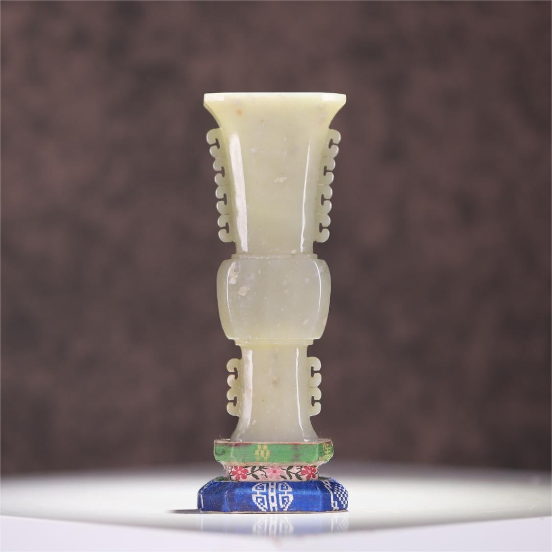 A Qing Dynasty Hetian jade carved out of a halberd flower cup: The Hetian jade of the Qing Dynasty carved out halberd flower cups Size:16x6.4x3cmW:206.4g (The Dimensions Of All Batches Are Manually Measured.If You Need More Detailed Information, Please Contact Ou