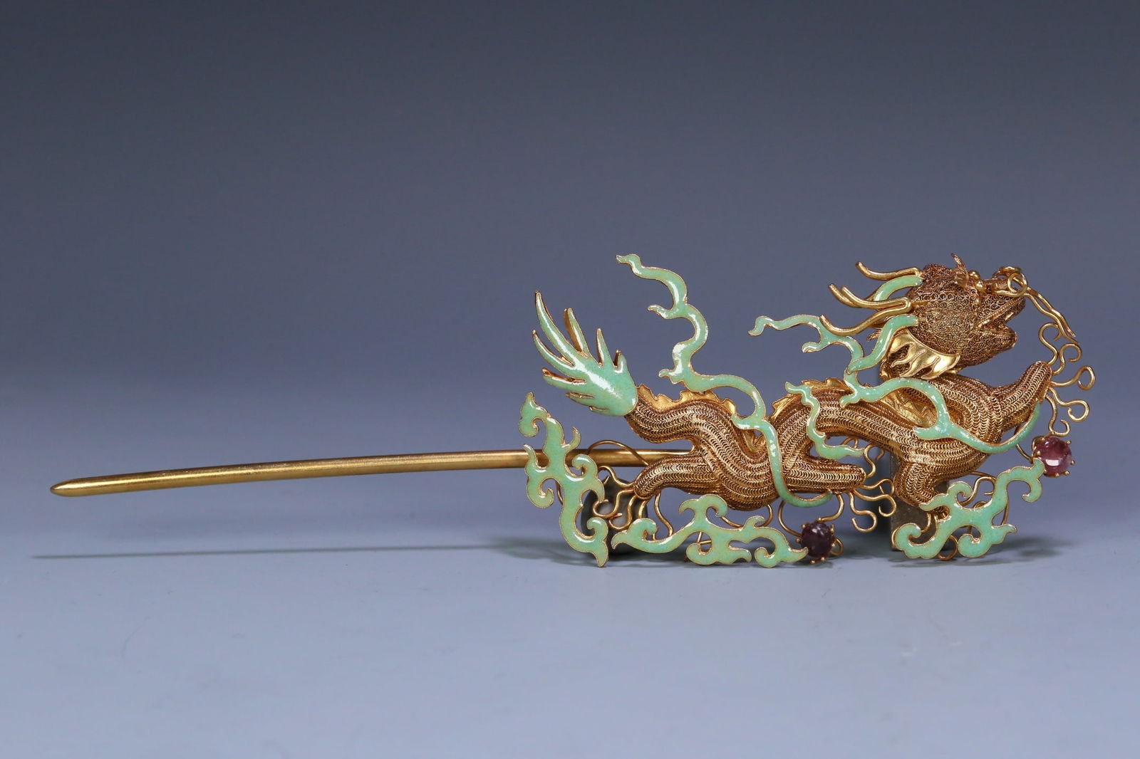 A Qing Dynasty silver-gilt filigree burnt blue-inlaid gemstone dragon pattern hairpin: Qing Dynasty silver gilt filigree burnt blue inlaid gemstone dragon pattern hairpin Size:24.2x8x2.2cmW:75.1g (The Dimensions Of All Batches Are Manually Measured.If You Need More