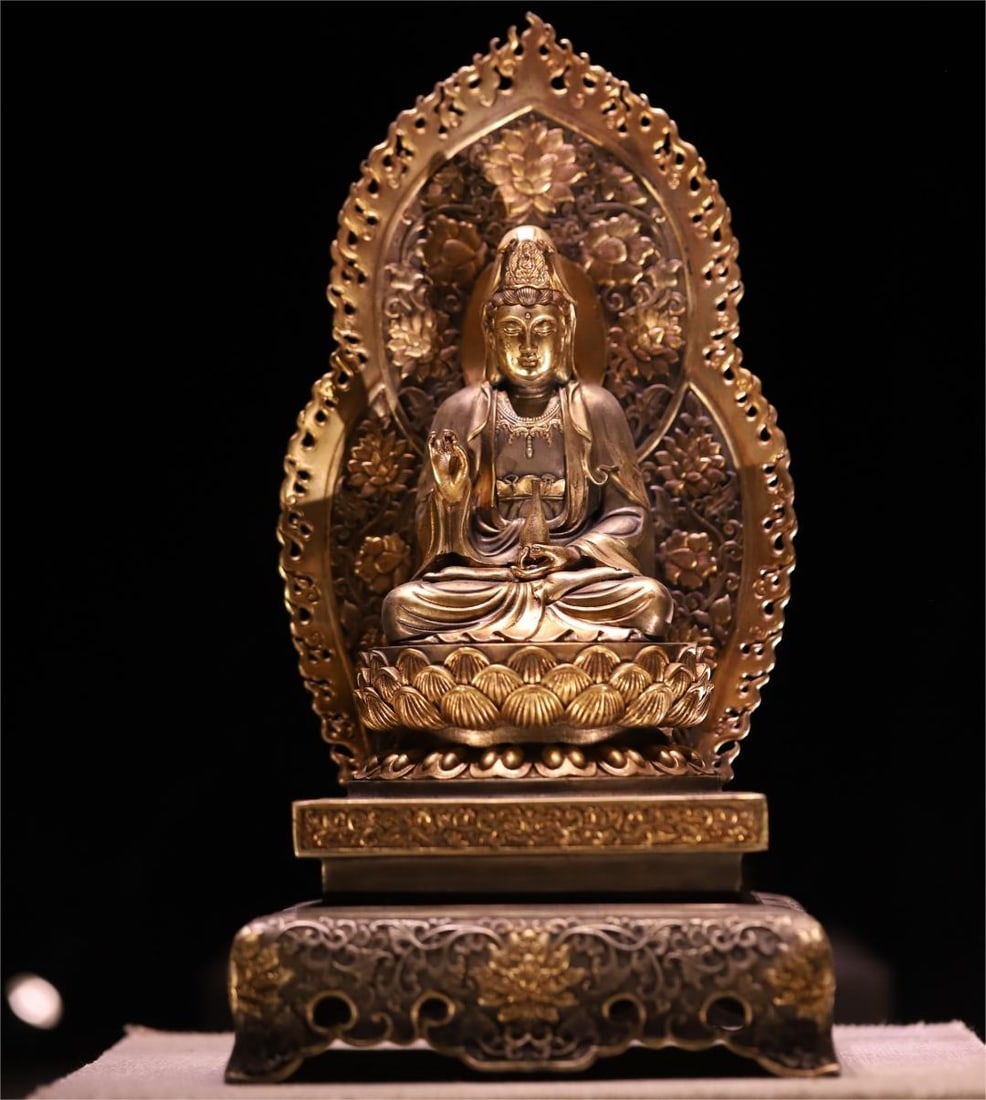 A silver-gilt seated statue of Guanyin from the Ming Dynasty: The silver-gilt Guanyin seated statue of the Ming Dynasty Size:H:30.5x15.5x14.4cmW:2283g (The Dimensions Of All Batches Are Manually Measured.If You Need More Detailed Information,