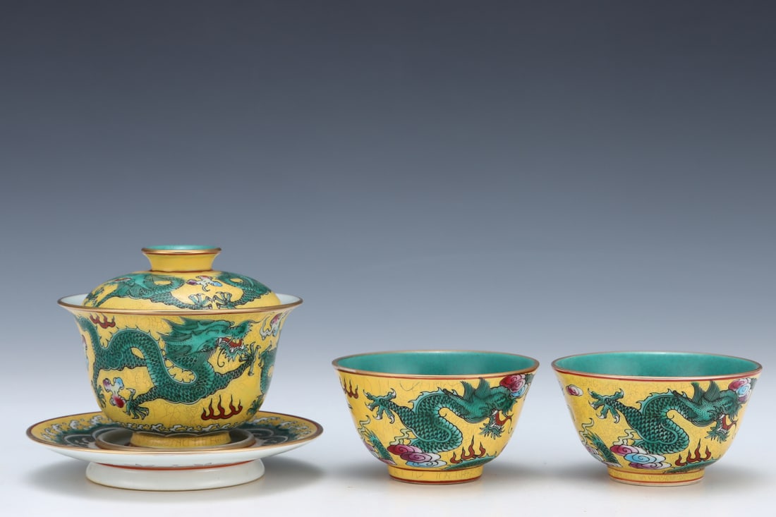 A pair of enamel dragon pattern gaiwan cups made in the Qianlong period of the Qing Dynasty (1 of 9)
