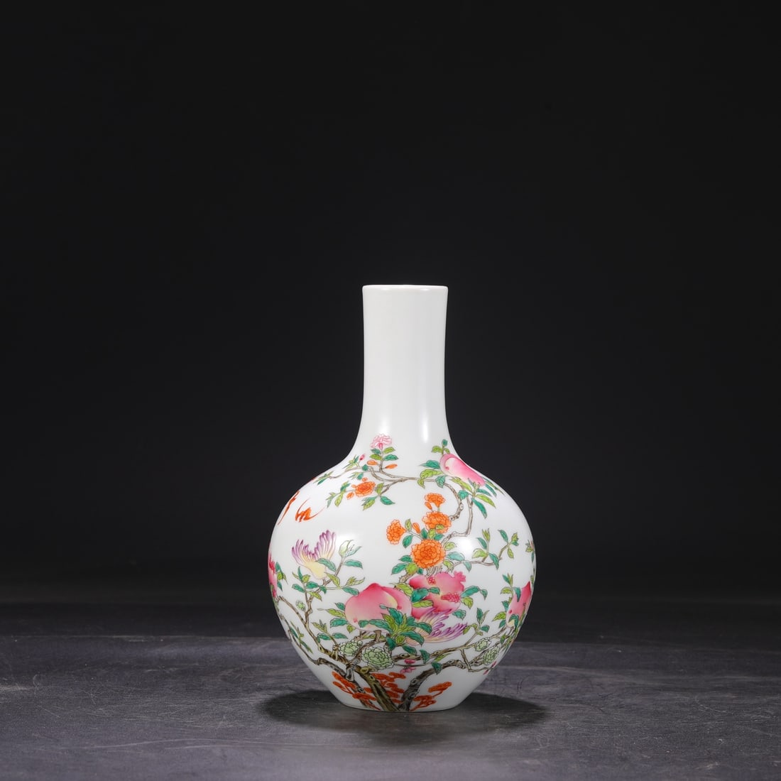 A Qing Dynasty Yongzheng year enamel folded branch Fushou pattern big sky ball vase: Qing Dynasty Yongzheng year enamel color folded branch Fushou pattern big sky ball bottle Size:H:24cmCalibre:5cmBellydiameter:15cm (The Dimensions Of All Batches Are Manually Measured.If You Need More