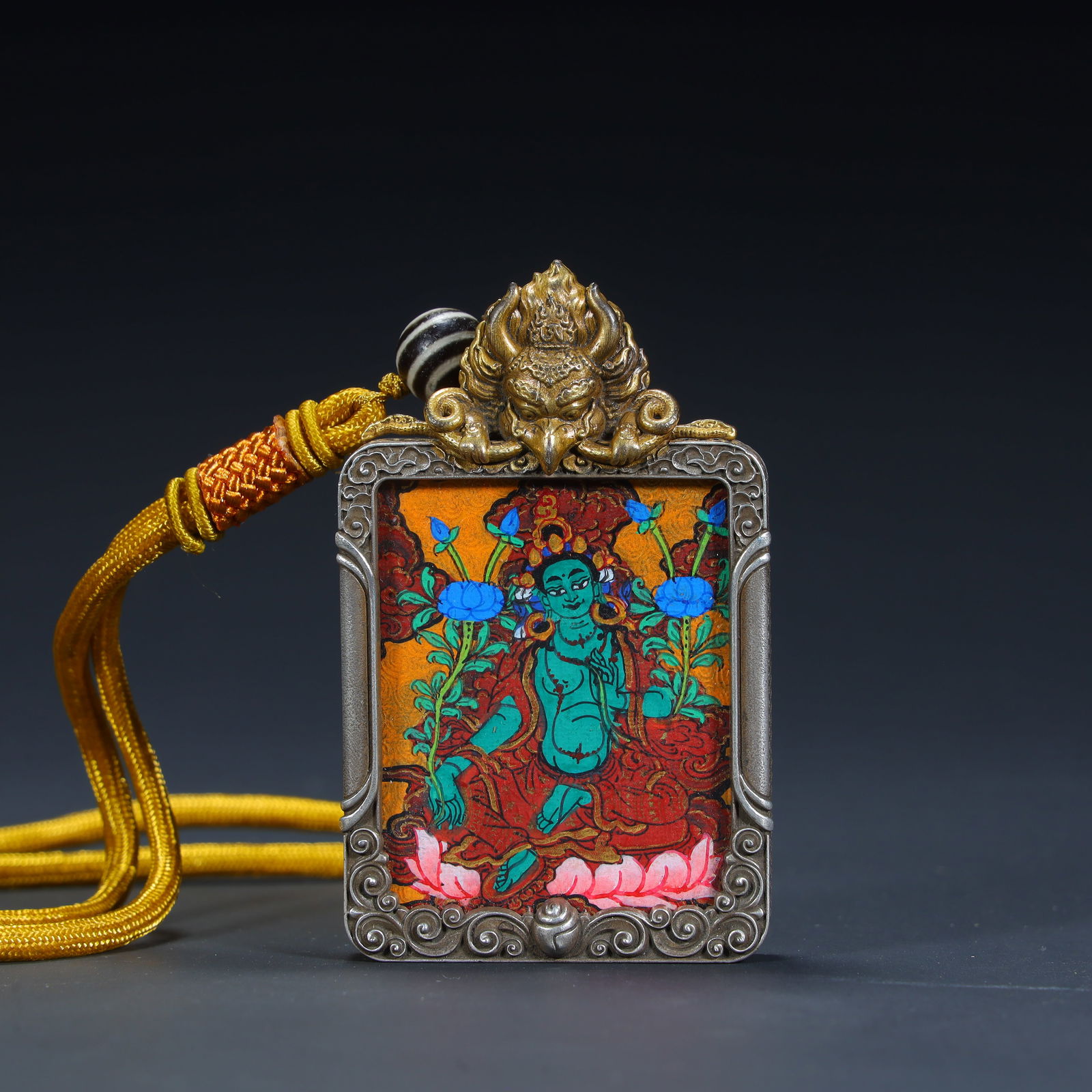 A green tara themed Tang Ka Ga black box pendant from the Qing Dynasty: Qing Dynasty green tara theme portable thangka gau box pendant Size:H:7cmL:4.5cmW:66.5g (The Dimensions Of All Batches Are Manually Measured.If You Need More Detailed Information, Please Contact Our C
