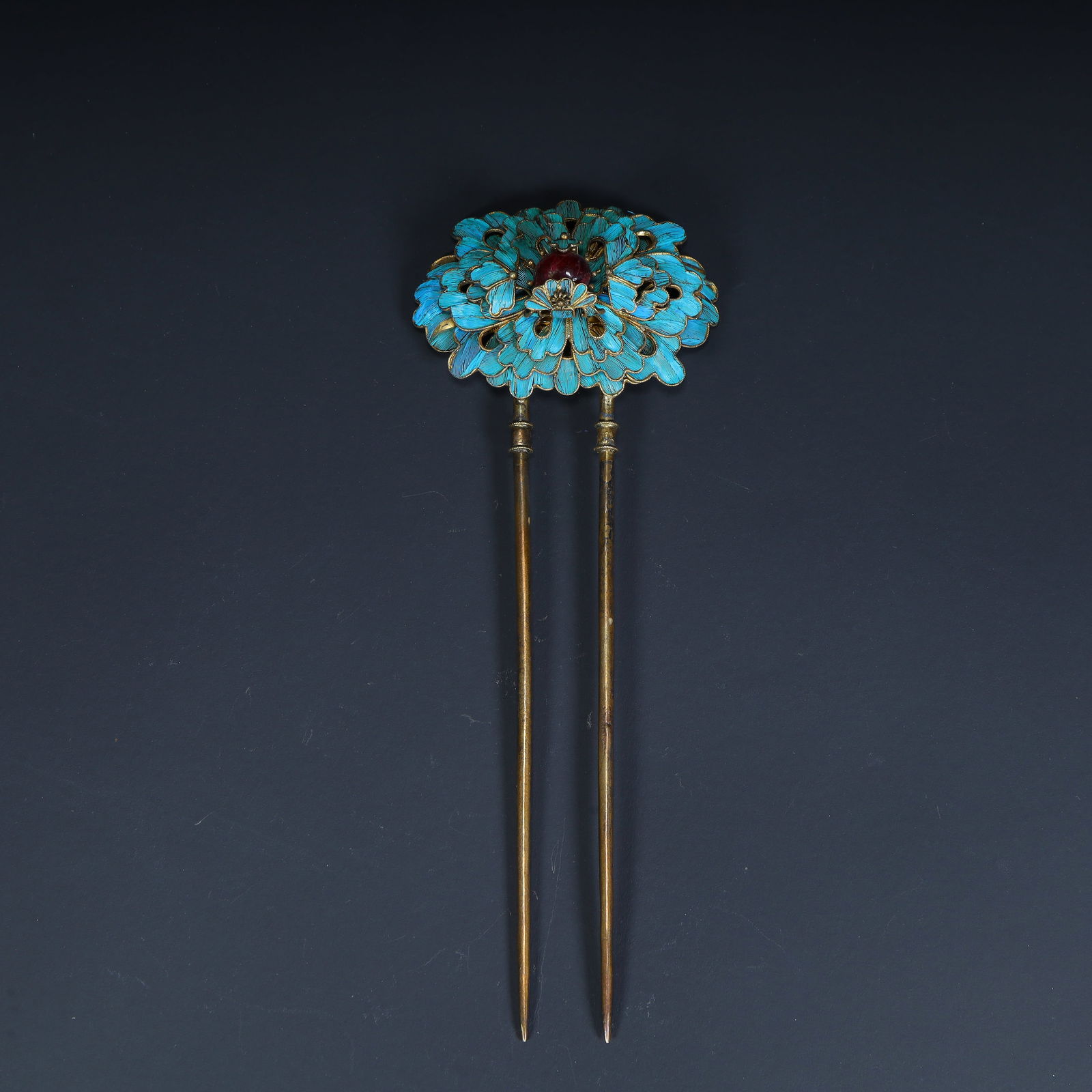 A Qing Dynasty burnt blue inlaid treasure peony pattern double-strand hairpin (1 of 9)