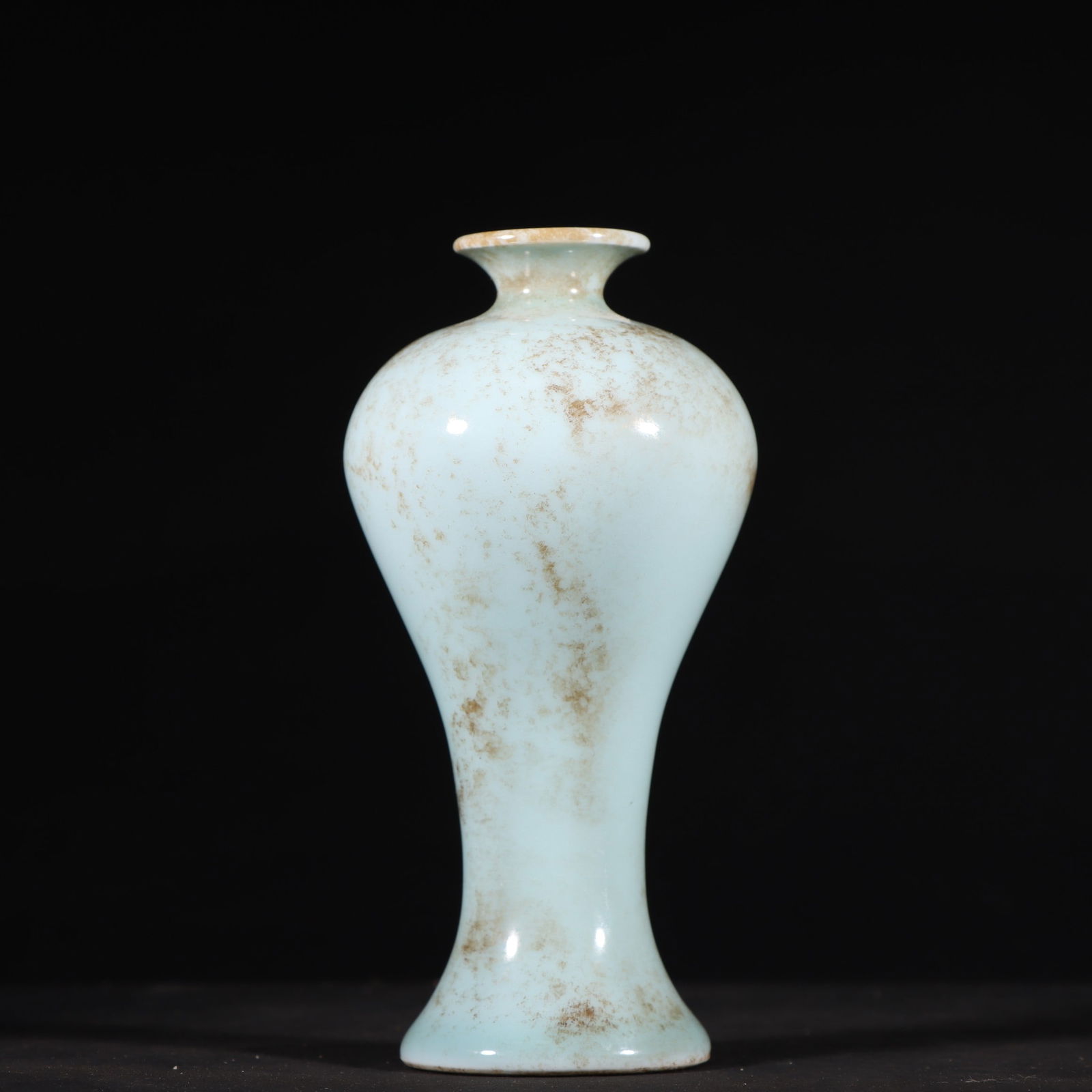 A small plum bottle from the Longquan kiln in the Qing Dynasty (1 of 9)