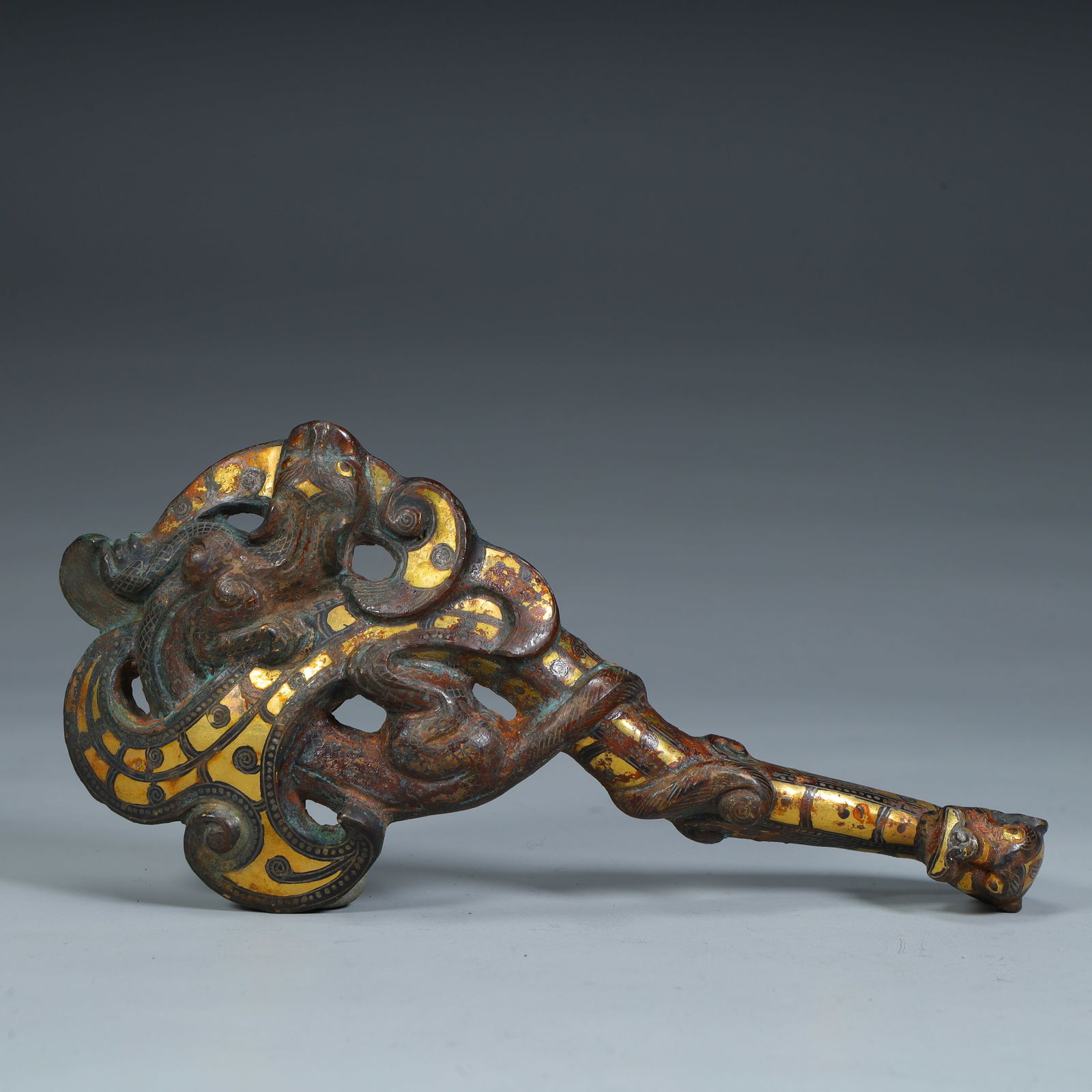 A Han Dynasty wrong gold, silver, and bronze belt hook: Han Dynasty wrong gold, silver and bronze belt hooks Size:H:2.5cmL:16.8cmW:8cmW:243.7g (The Dimensions Of All Batches Are Manually Measured.If You Need More Detailed Information, Please Contact Our Cu