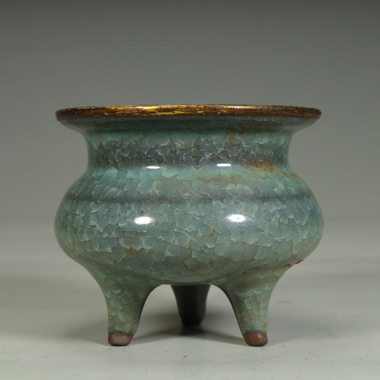 An official kiln ice crack three-legged incense burner (1 of 9)