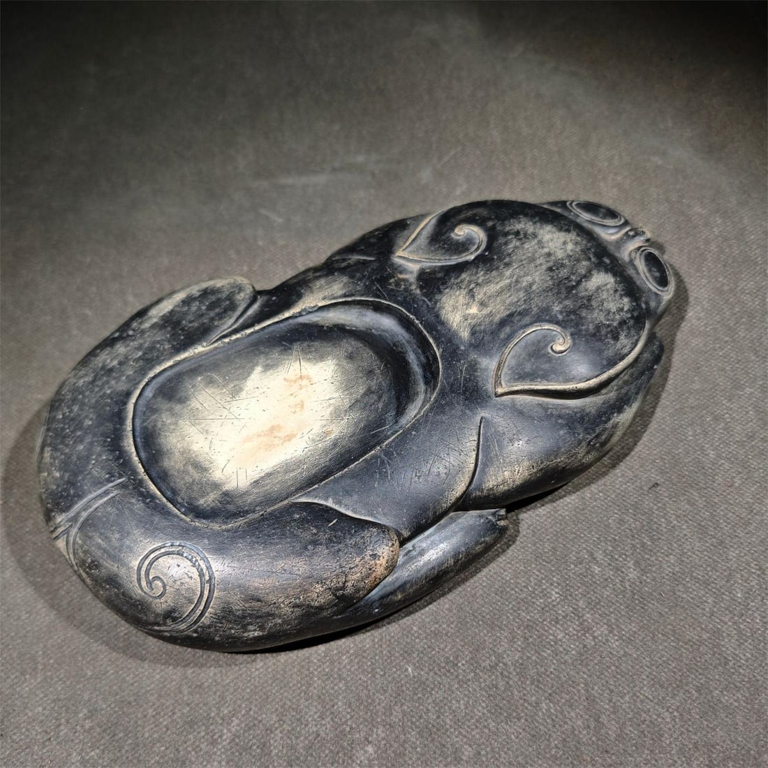 A beautiful green-end Fuhu inkstone: Exquisite green-end Fuhu inkstone Size:L:23.8cmW:13.5cmT:3.8cm (The Dimensions Of All Batches Are Manually Measured.If You Need More Detailed Information, Please Contact Our Customer Service Before Bi