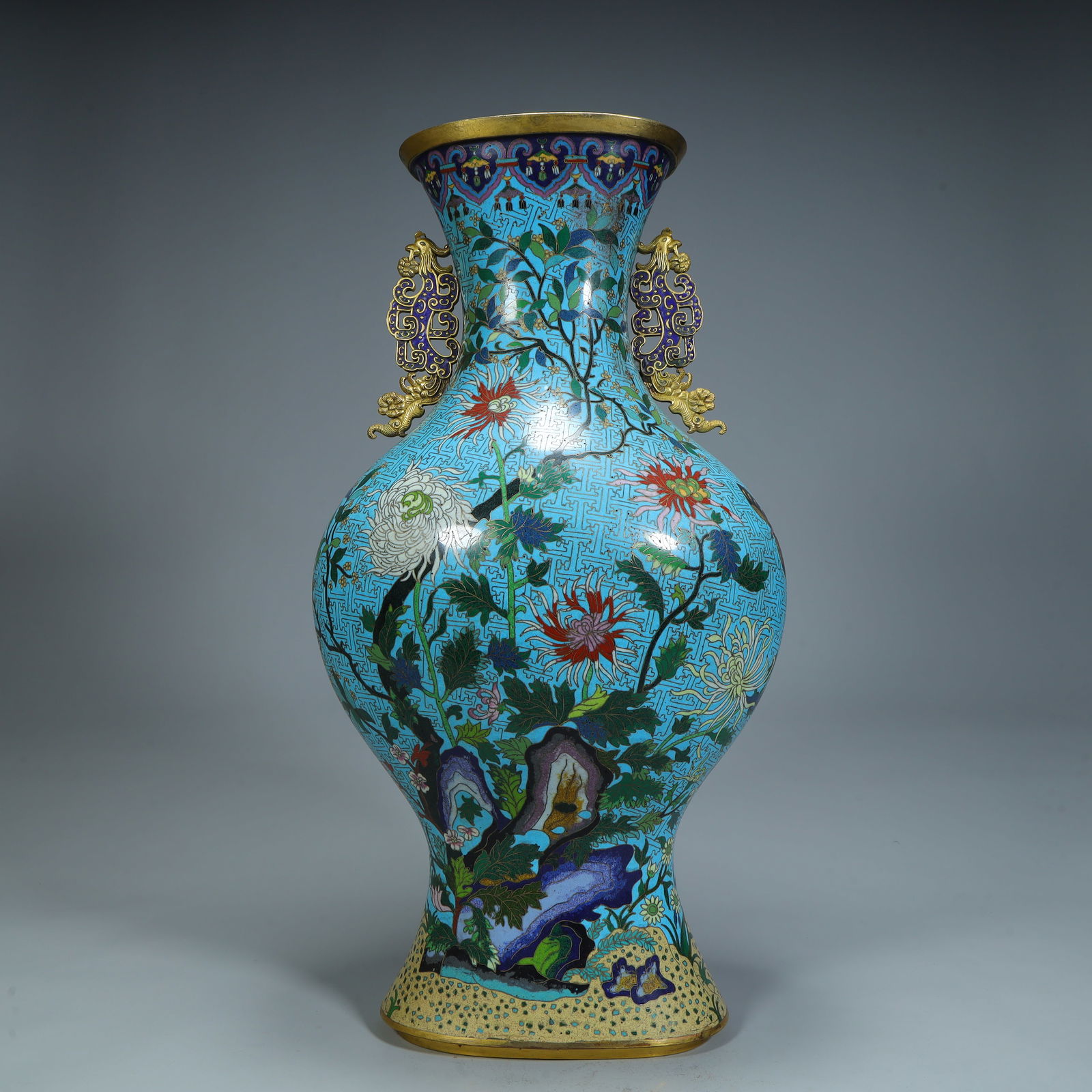 A cloisonn é enamel dragon ear bottle from the Qing Dynasty (1 of 12)