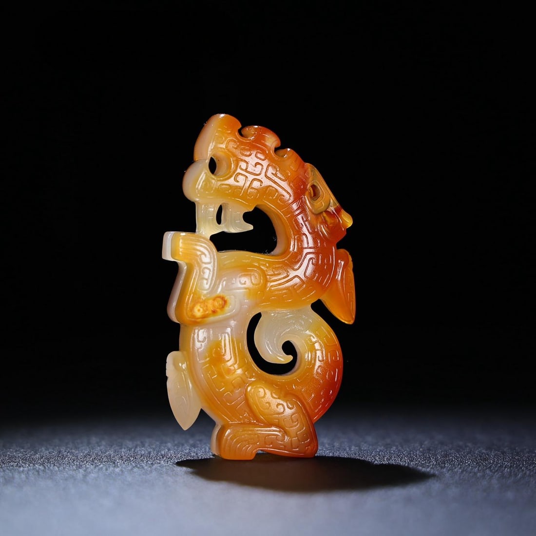 A beautiful piece of natural agate Qinlong handle: Exquisite natural agate Qinlong handle Size:82x48x20mmW:92g (The Dimensions Of All Batches Are Manually Measured.If You Need More Detailed Information, Please Contact Our Customer Service Before Biddi