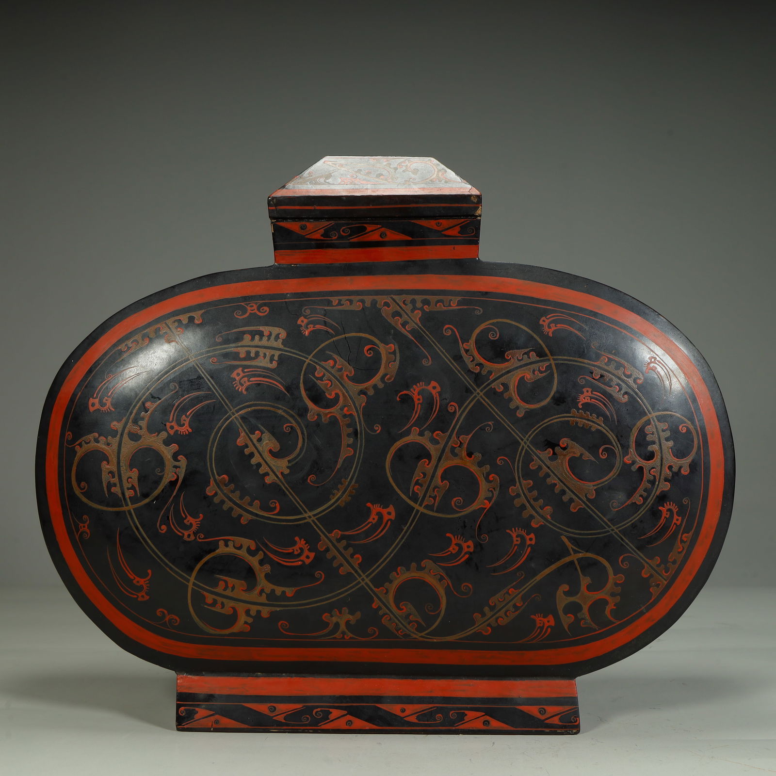 A lacquered flat pot painted with seven leopard patterns in the Western Han Dynasty: Western Han Dynasty painted seven leopard pattern lacquered flat pots Size:H:26cmL:30.5cmW:9.5cmW:656g (The Dimensions Of All Batches Are Manually Measured.If You Need More Detailed Information, Pleas