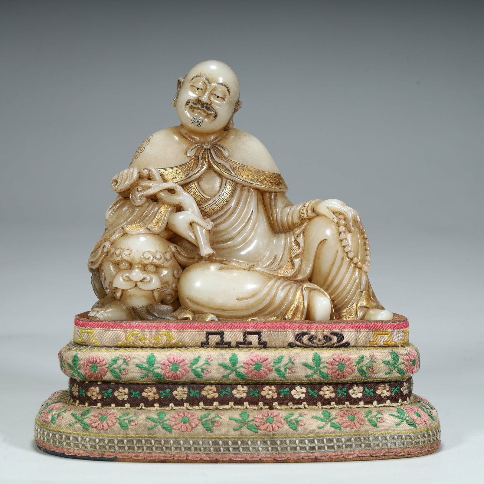 A seated statue of a white hibiscus stone play lion Arhat in the Qing Dynasty: The seated statue of the white hibiscus stone playing lion Arhat in the Qing Dynasty Size:H:10.5cmL:11.5cmW:6.5cmW:670g (The Dimensions Of All Batches Are Manually Measured.If You Need More Detailed I