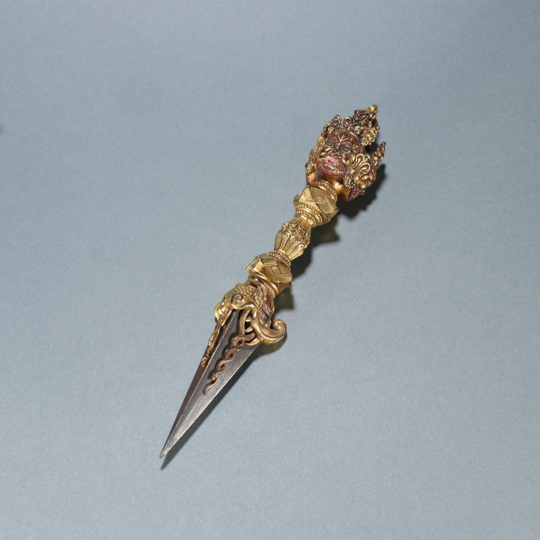 A fine copper gilt vajra: Exquisite copper gilt vajra Size:L:21.2cmW:3.5cmW:233.2g (The Dimensions Of All Batches Are Manually Measured.If You Need More Detailed Information, Please Contact Our Customer Service Before Bidding.