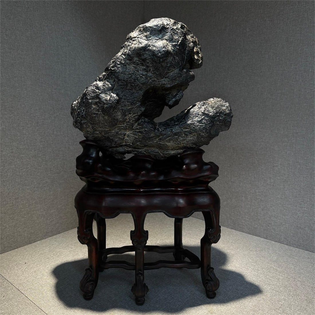 A fine Lingbi stone: Exquisite Lingbi stone Size:H:55cmW:30cmT:16cm (The Dimensions Of All Batches Are Manually Measured.If You Need More Detailed Information, Please Contact Our Customer Service Before Bidding.)