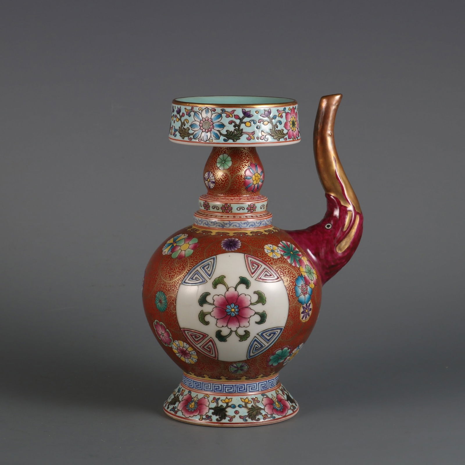 A pastel gold-painted flower pattern Benba pot made in the Qianlong period of the Qing Dynasty: Qing Dynasty Qianlong year pastel gold-painted flower window flower pattern Benba pot Size:H:21.2cmBellydiameter:12.5cmCoverthediameter:8cm (The Dimensions Of All Batches Are Manually Measured.If You