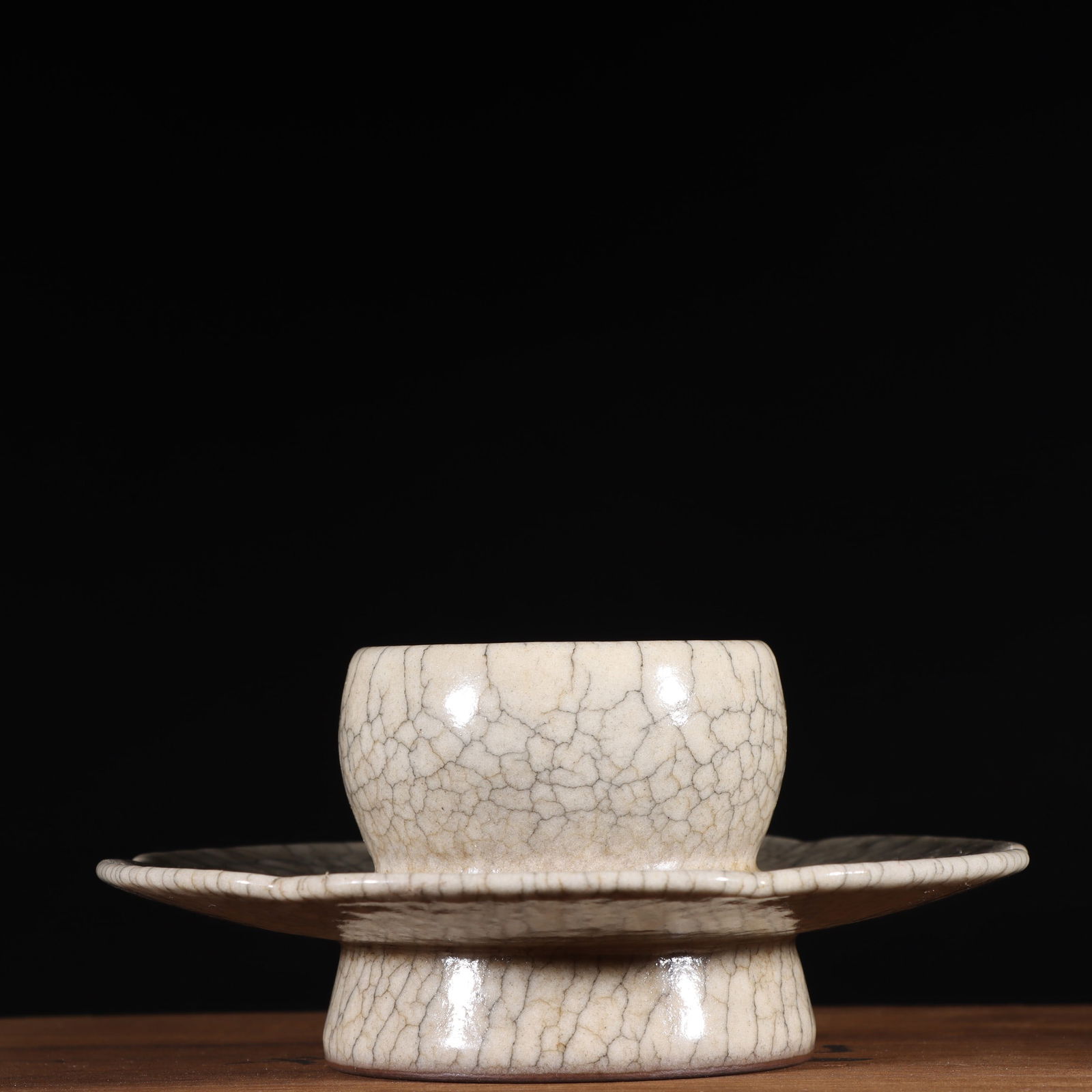 A piece of Yujin Garden cup holder of the Song Dynasty Ge kiln (1 of 9)