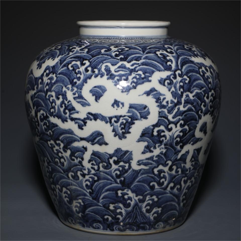 A seawater dragon pattern jar made in the Yongle year of the Ming Dynasty (1 of 9)