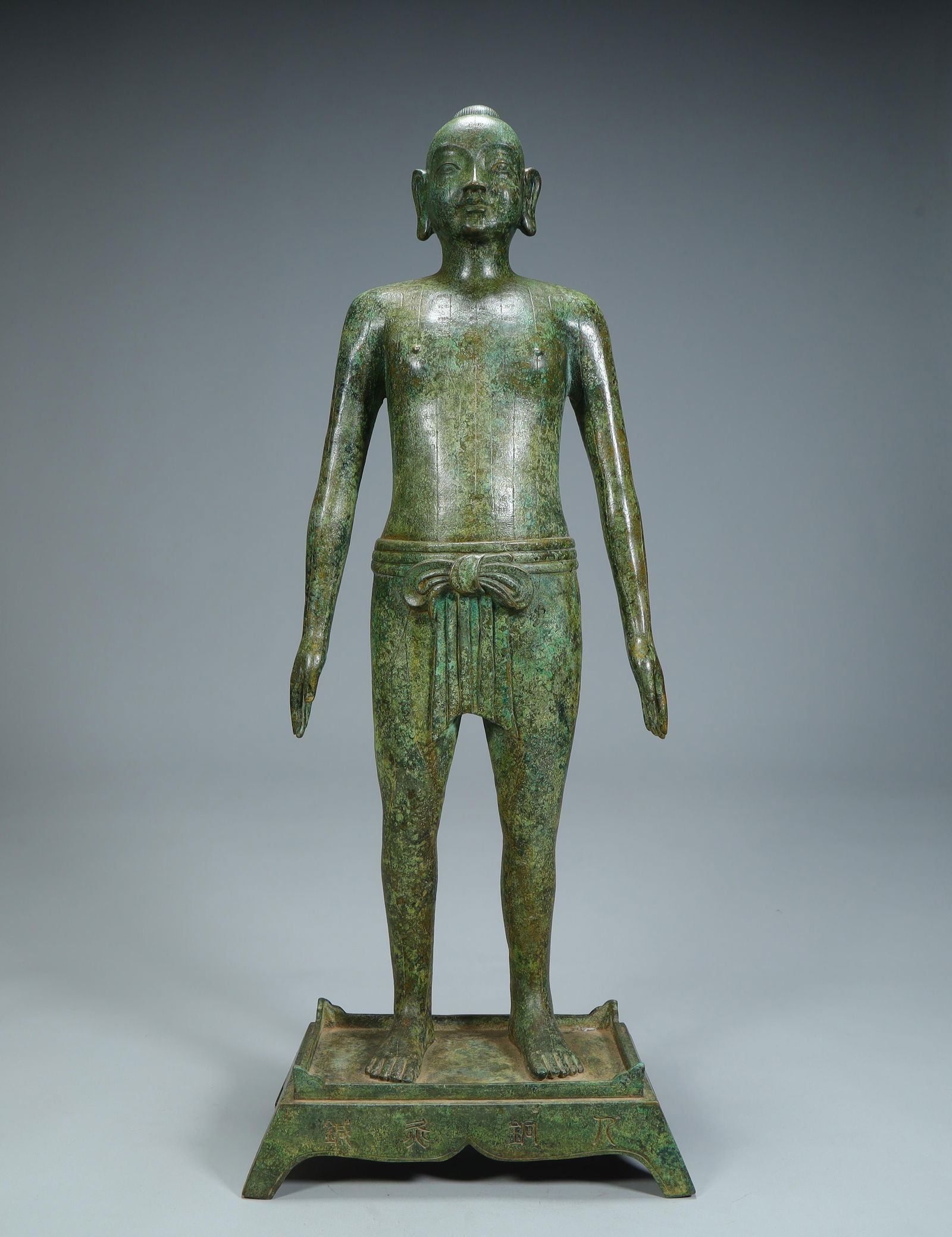 A bronze figure of traditional Chinese medicine acupuncture in the Qing Dynasty (1 of 12)